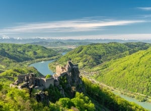 Außenaufnahme Burgruine Aggstein mit Landschaft im Hintergrund