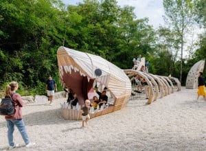 Spielplatz in der Form eines Haies mir spielenden Kindern 
