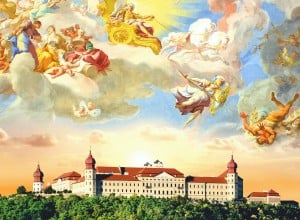 Außenaufnahme des Stift Göttweigs mit Sonnenuntergangsstimmung, statt dem Himmel ist eine kirchliche Decke mit Engeln und Götter