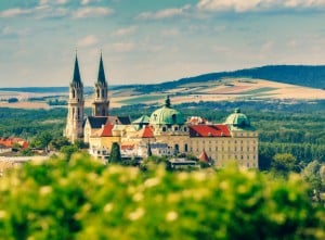 Außenaufnahme Stift Klosterneuburg an einem sonnigen Tag