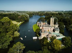 Außenaufnahme des Schlosspark Laxenburg von oben an einem sonnigen Tag
