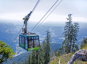 Rax Seilbahn Gondel auf einem Berg mit Landschaft im Hintergrund an einem sonnigen Tag