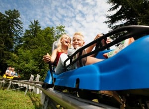 Zwei Kinder sitzen in einem blauen Eibl Jet und fahren gerade die Bahn hinab