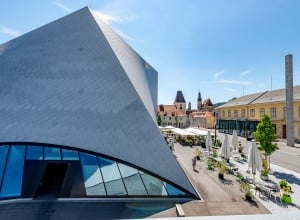 Kunstmeile Krems Landesgalerie an einem sonnigen Sommertag