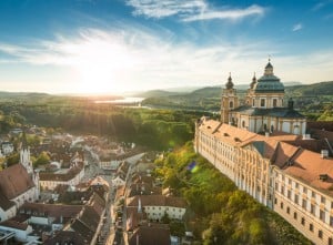 Außenaufnahme Stift Melk mit Altstadt im Sommer