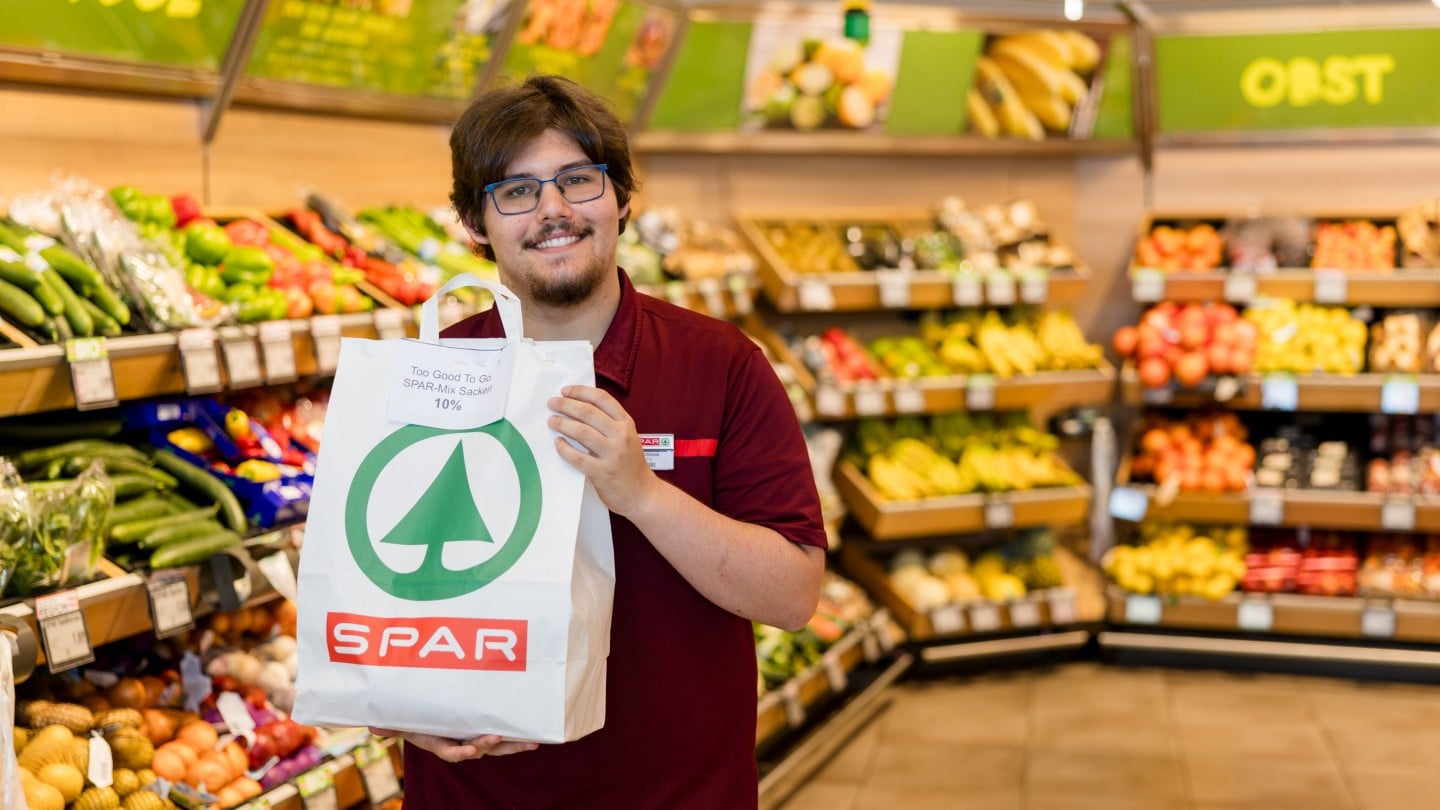 Spar Lehrling Armin Özdemir engagierte sich im Rahmen des Nachhaltigkeitsschwerpunkts für die Rettung von Lebensmitteln mit Too Good To Go.