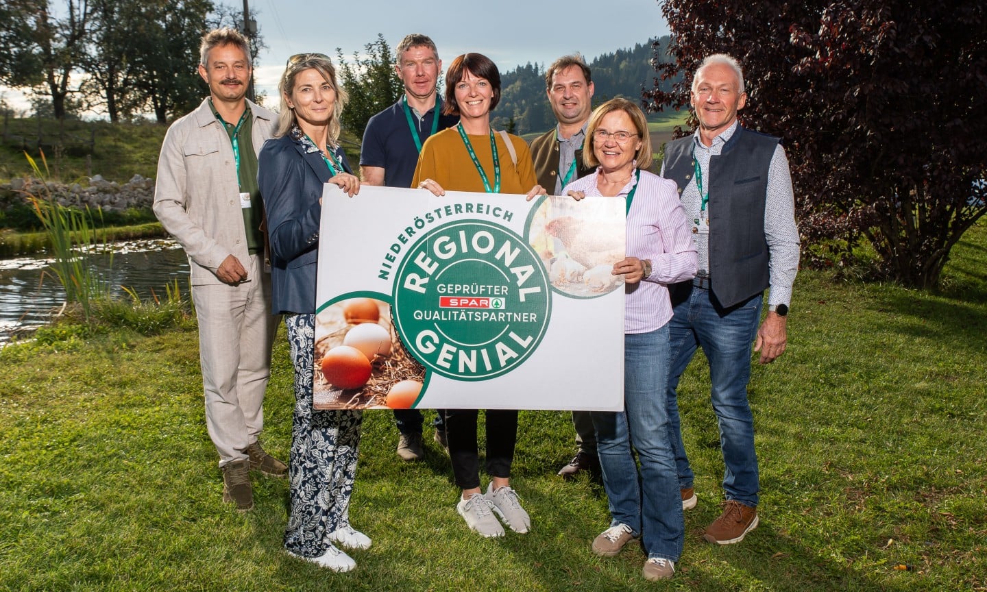 Im Bild (v. l.): Alexander Hagler, Claudia Grabner, Familie Oberroiter, Christian Jetzinger sowie Luzia und Erich Prand-Stritzko Mit einer Regional Tafel auf einer Wiese