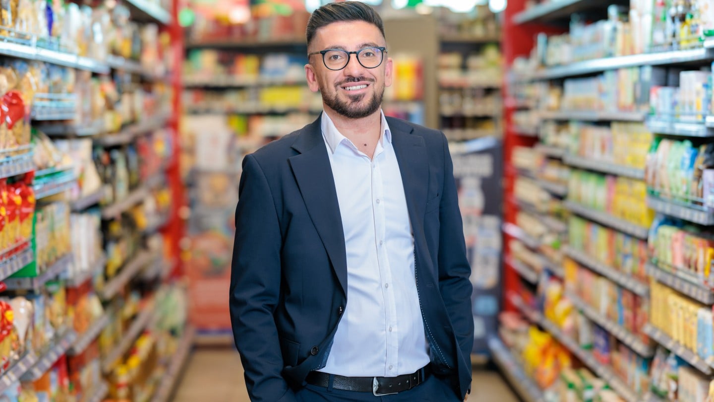 Spar Kaufmann Ramazan Dagdemir im Spar Supermarkt in Ebergassing