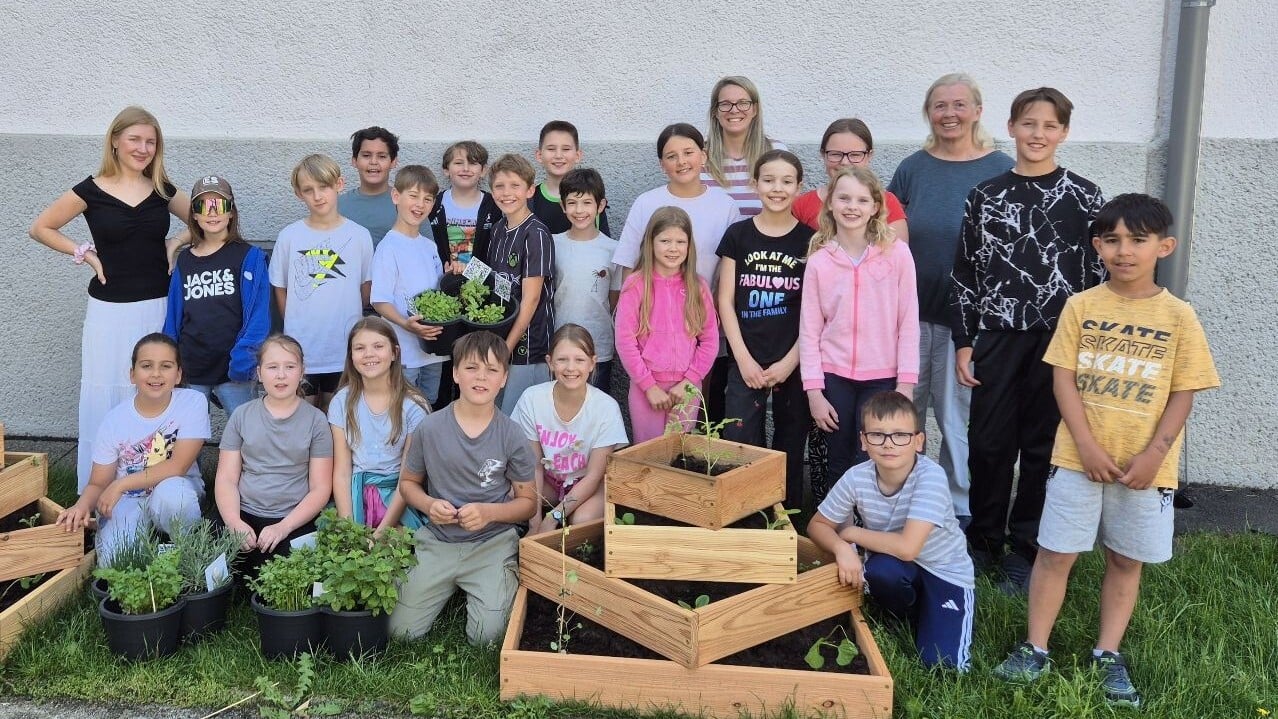  Im Bild die SchülerInnen und Schüler der 3. und 4.Klasse gemeinsam mit VD Sonja Schilling und den Klassenlehrerinnen Anna Hansel und Katharina Stückler mit der neuen Gemüsepyramide. 