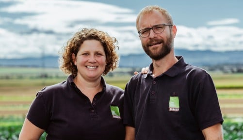 Beatrice und David Burger stehen in einem Kohlfeld
