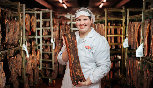Vanessa Giovanelli von der Tann Sankt Pölten mit einem geräucherten Fleisch in der Räucherkammer