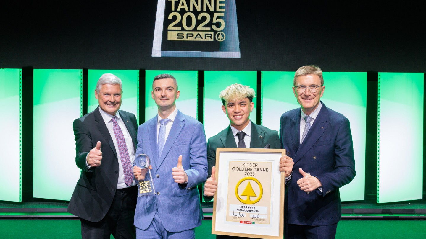 Spar Vorstandsvorsitzender Hans K. Reisch (li.) und Spar Geschäftsführer Alois Huber (re) überreichten im Rahmen der Spar Vertriebstagung die Goldene Tanne an Marktleiter Vid Puric und Marktleiter Stellvertreter Christian Cervantes vom Spar Supermarkt in der Hüttelbergstraße.