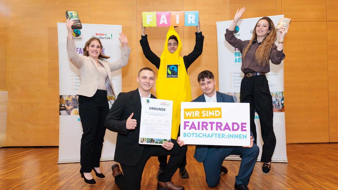 Lehrlinge von Spar posieren für ihre erfolgreich absolvierten Zusatzausbildung zu Fairtrade-Botschafter:innen
