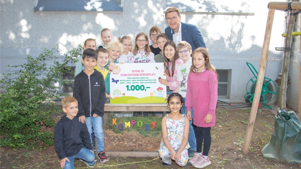 Im Bild (v. l.) SPAR-Geschäftsführer Alois Huber mit den Kindern des Gewinnerprojekts.