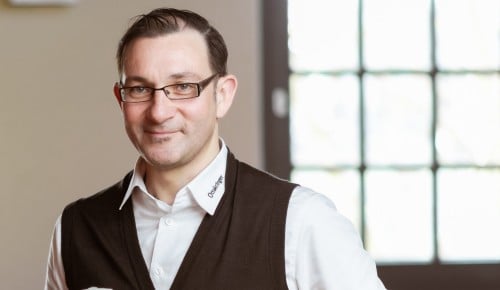 Geschäftsführer und erster Braumeister Tobias Frank posierend mit einem Glas Ottakringer Bier