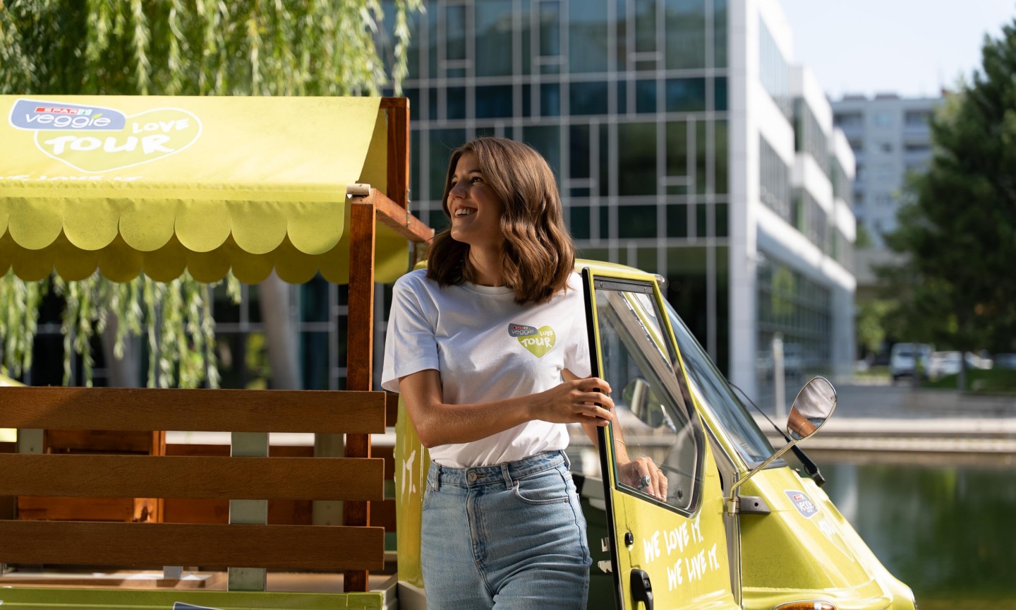 SPAR Veggie Love Tour Ape aus der eine Promotorin aussteigt.