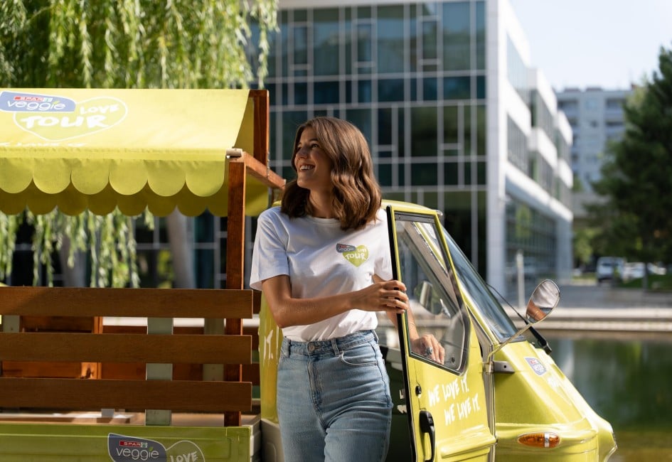 SPAR Veggie Love Tour Ape aus der eine Promotorin aussteigt.