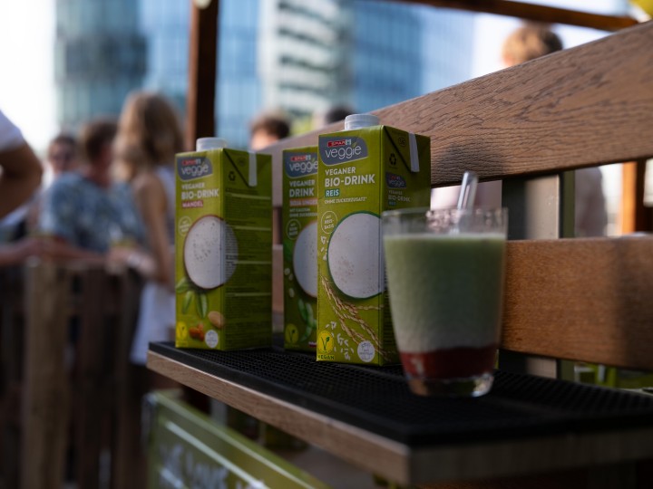 Veganer Bio-Drink Reis, Mandel und Soja ungesüßt. Matcha Latte im Vordergrund. 