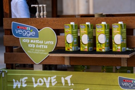 SPAR Veggie Milchalternativen werden auf einem Stand der SPAR Veggie Love Tour präsentiert
