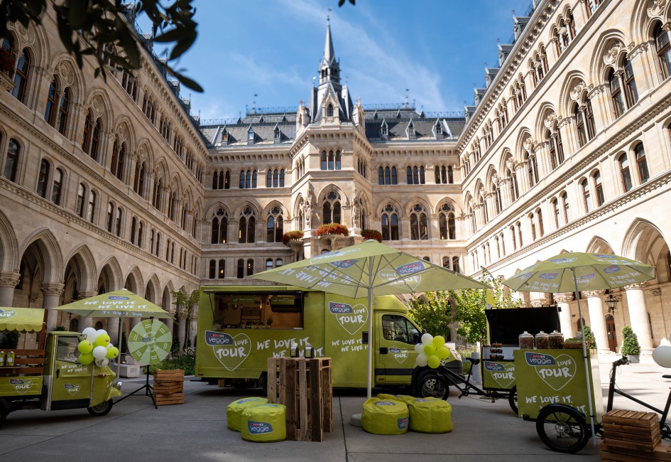 SPAR Veggie Love Tour Aufbau mit Samplingbike, Tour-Truck und Verkostungsape vor dem Rathaus in Wien. 