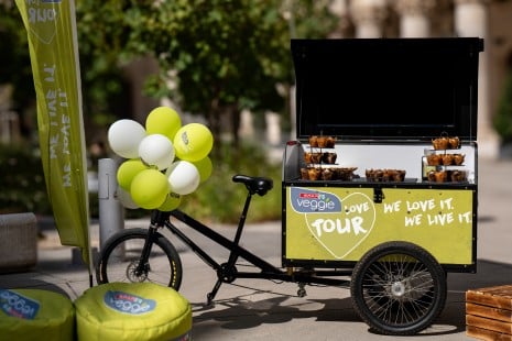 SPAR Veggie Love Tour Sampling Bike mit SPAR Veggie vegane Muffins Schoko & Stracciatella 