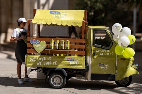SPAR Veggie Love Tour Ape mit den SPAR Veggie Milchalternativen sowie Iced Coffee und Matcha.