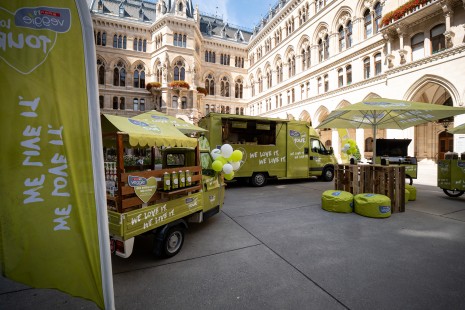 SPAR Veggie Love Tour Aufbau mit Samplingbike, Tour-Truck und Verkostungsape vor dem Rathaus in Wien. 