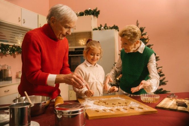 Mädchen backt mit Oma & Opa