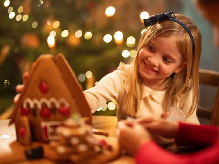 Sparkling Moments Girl mit Lebkuchenhaus 