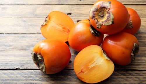 Reife Kaki frucht auf Tisch