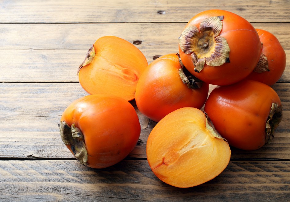 Reife Kaki frucht auf Tisch