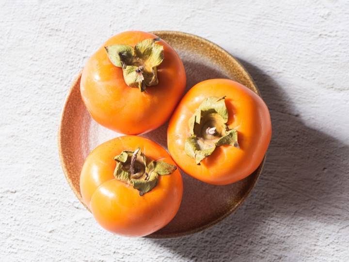 Reife Kaki frucht auf Tisch