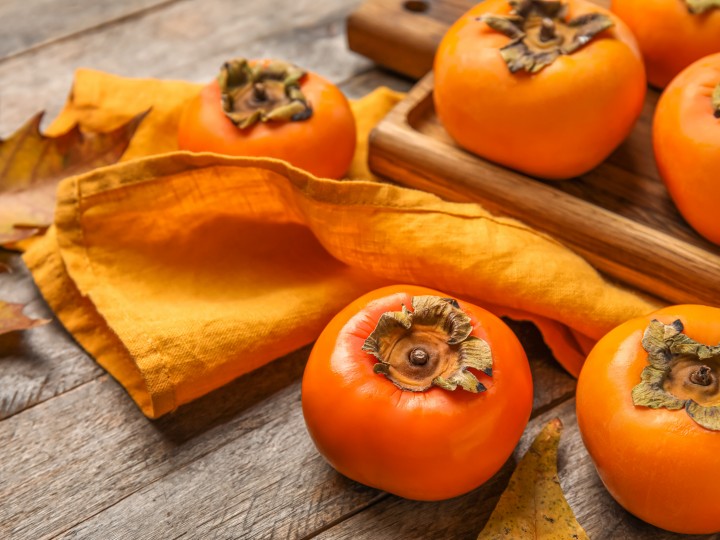 Reife Kaki frucht auf Tisch