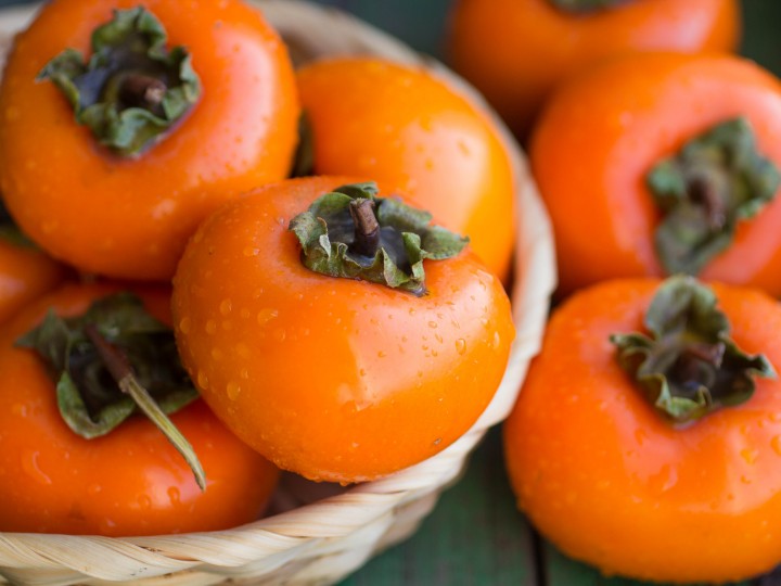 Reife Kaki frucht im Korb