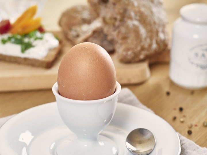 Hartes Ei im Eierbecher