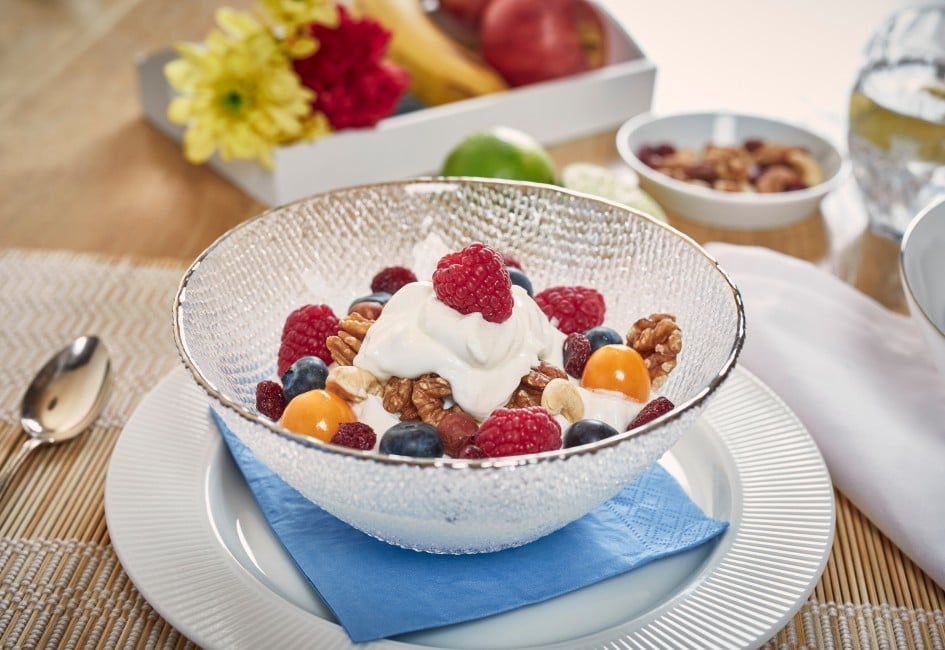 Müsli mit Jogurt, Beeren und Nüssen