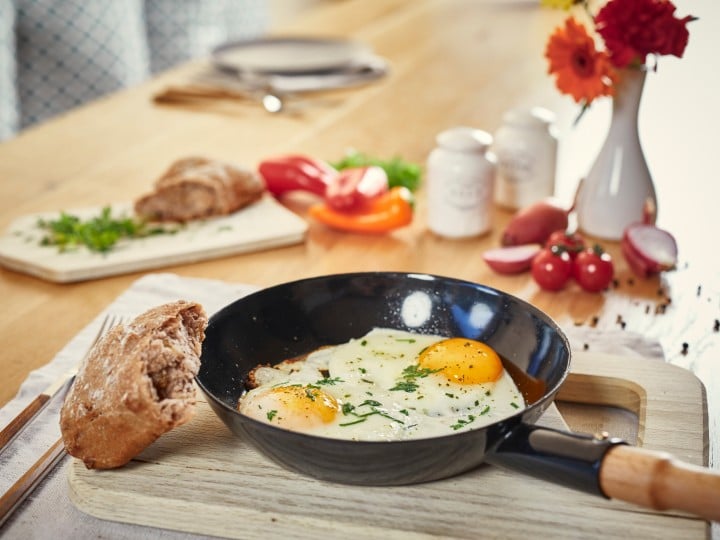 Spiegeleier mit frischem Brot