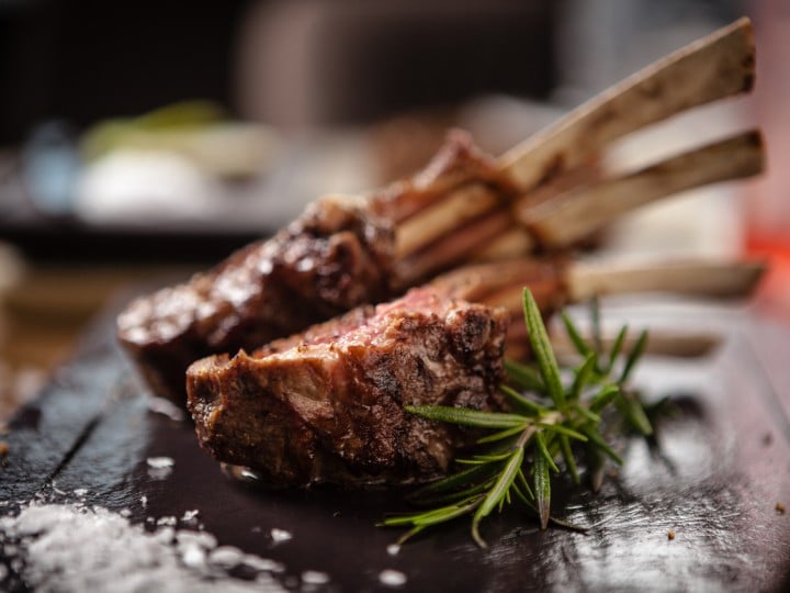 gegrillte Lammkeule mit Rosmarin