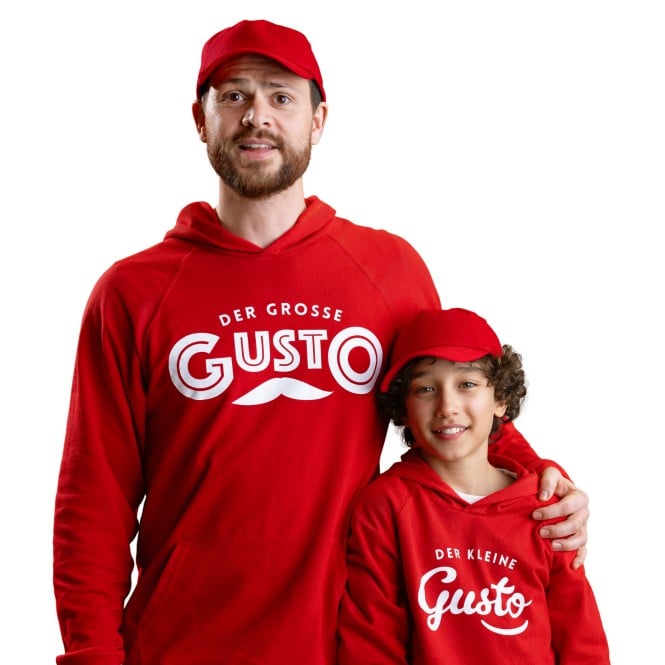 Großer und kleiner Gusto in rotem Hoodie