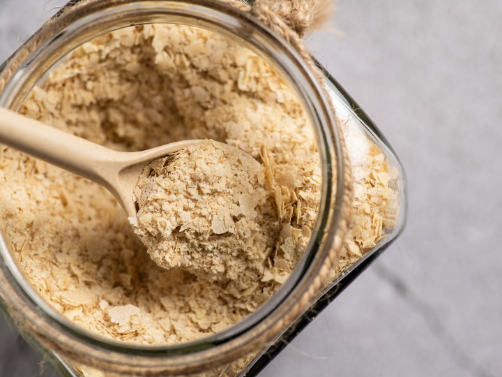 Hefeflocken im Glas mit Holzlöffel