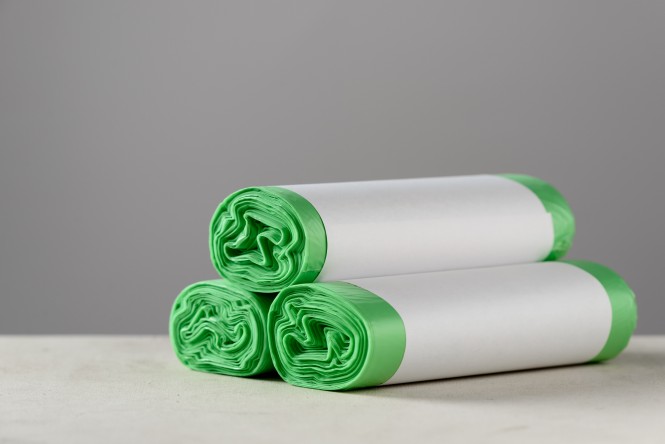 drei grüne Müllbeutelrollen