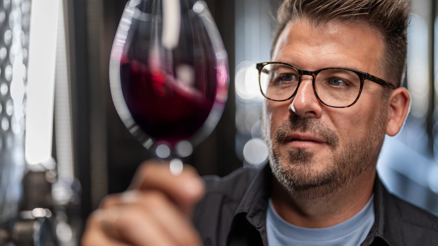 Hannes Reeh mit Weinglas in der Hand