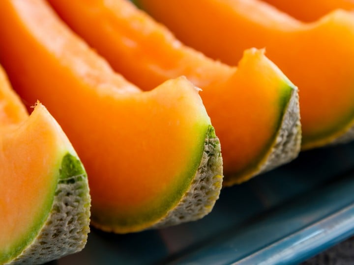 Aufgeschnittene Cantaloup Melone. Man sieht hier in Nahaufnahme 4 Melonenspalten. 