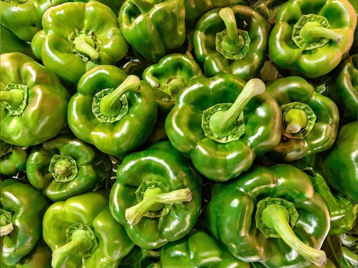 viele grüne Paprikas von oben fotografiert