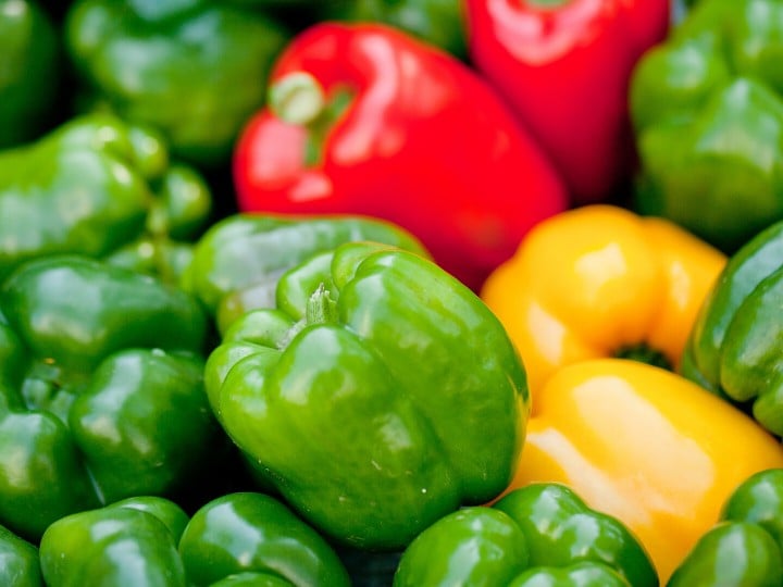 rote gelbe grüne paprika makro nahaufnahme auf dem markt
