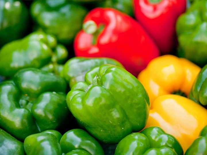 rote gelbe grüne paprika makro nahaufnahme auf dem markt