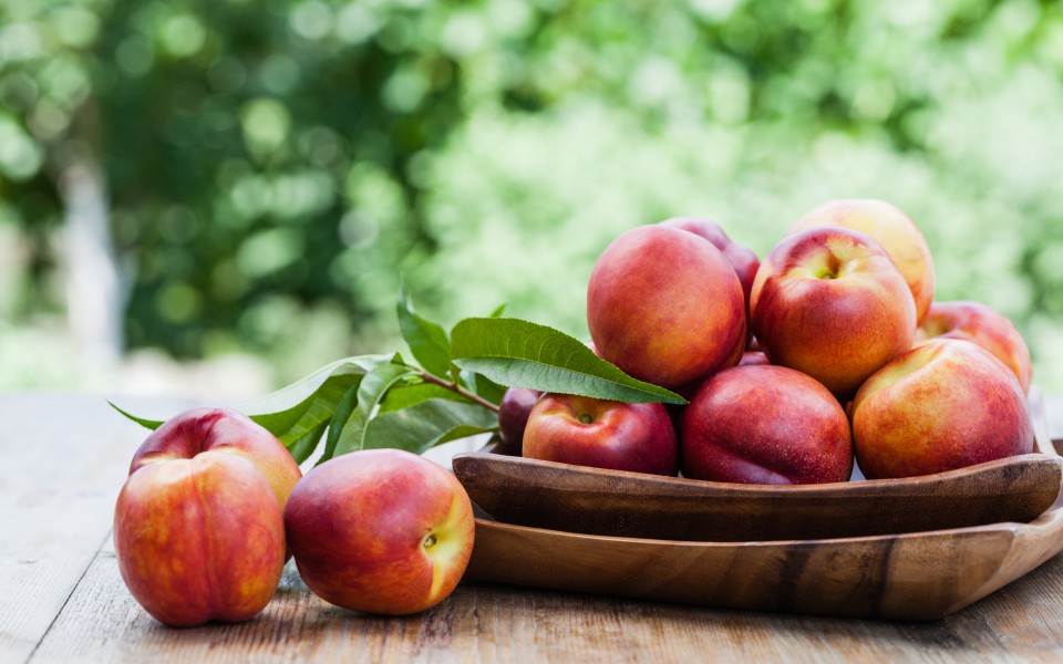 fresh peaches Nektarinen