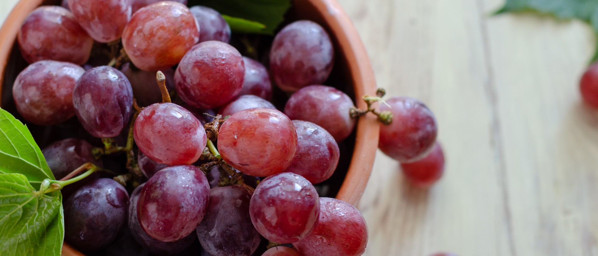 Beautiful red grapes are in the bowl. Trauben rot