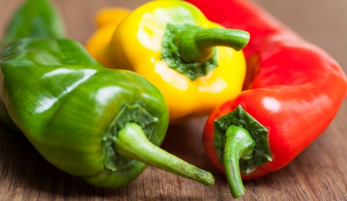 Paprika, bunte, bunt, Gemüse, Holzbrett, Lebensmittel, Nahaufnahme, Essen, Hintergrund, Holz, Spitzpaprika, grün, Brett, roter, stehend, mehrere, Farben, schön, Details, rot, Schaubild, gelb, biologisch, zusammen, natürlich, nebeneinander, Paprikas, Ausschnitt, Schote, freigestellt, Nahrung, grüner, daneben, drei, gelber, Natur, Detail, trokolor, lang, länglich, nahe, Paprikaschote, isoliert, Trikolore, Gesund, frisch, Bild, spitz, 3, rote