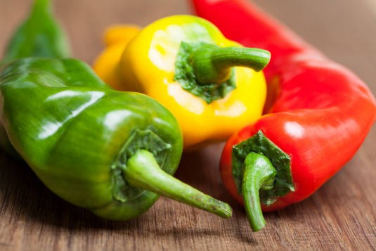Paprika, bunte, bunt, Gemüse, Holzbrett, Lebensmittel, Nahaufnahme, Essen, Hintergrund, Holz, Spitzpaprika, grün, Brett, roter, stehend, mehrere, Farben, schön, Details, rot, Schaubild, gelb, biologisch, zusammen, natürlich, nebeneinander, Paprikas, Ausschnitt, Schote, freigestellt, Nahrung, grüner, daneben, drei, gelber, Natur, Detail, trokolor, lang, länglich, nahe, Paprikaschote, isoliert, Trikolore, Gesund, frisch, Bild, spitz, 3, rote